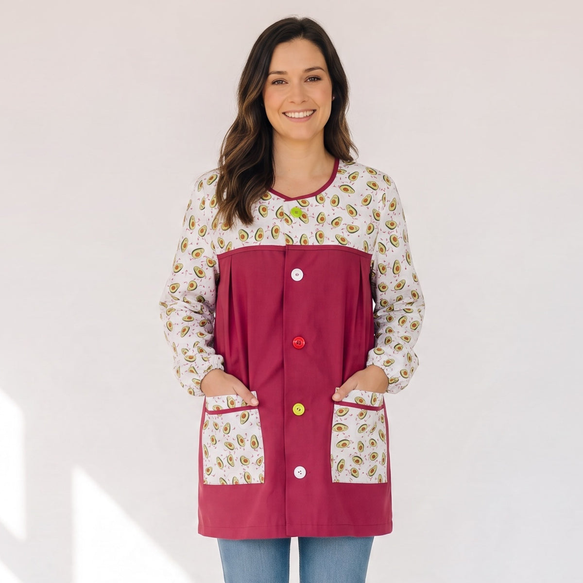 Mujer sonriente vistiendo bata SuYa Shop color granate con estampado de aguacates y botones de colores