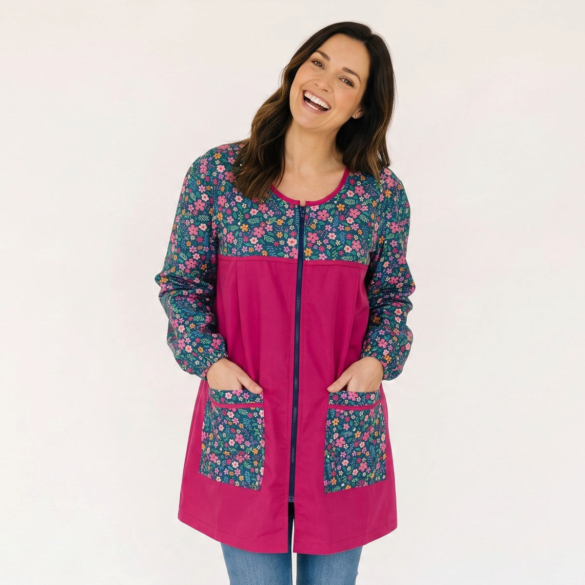 Mujer sonriente vistiendo bata SuYa Shop de manga larga en color fucsia con estampado floral en bolsillos y hombros