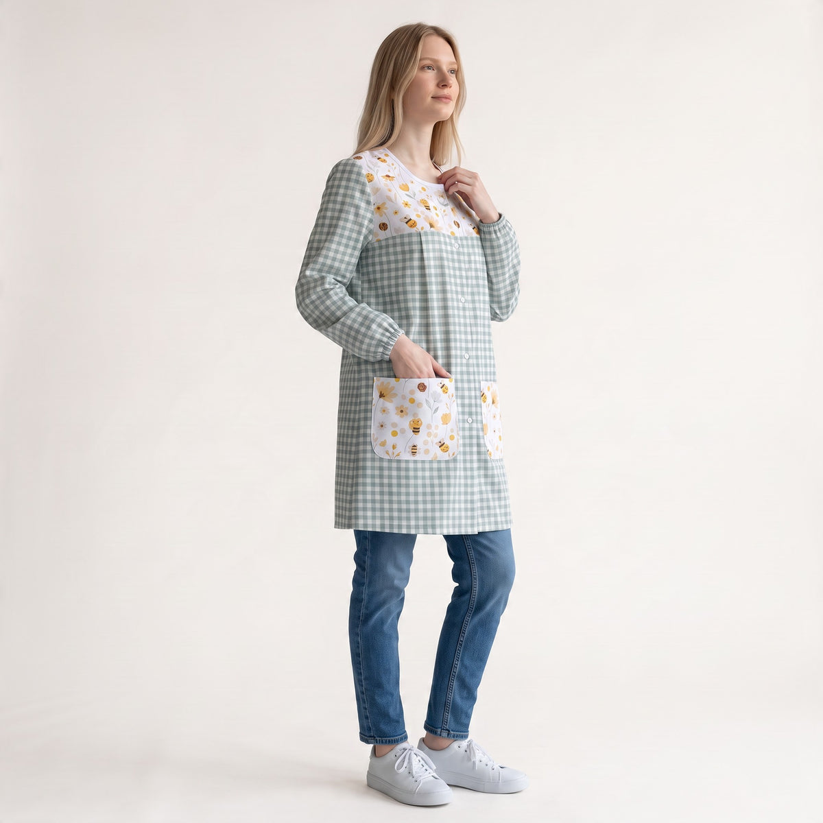 Bata de maestra SuYa Shop a cuadros verdes con estampado de abejas y margaritas y botones en forma de flor