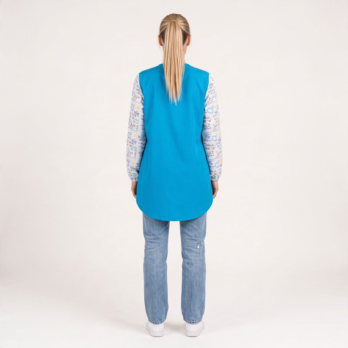 Bata de maestra SuYa Shop azul con mangas largas estampadas de dibujos infantiles vista trasera