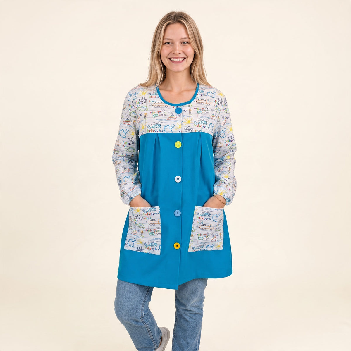 Bata de maestra SuYa Shop con estampado de cuadernillo y dibujos infantiles, mangas largas y botones de colores.
