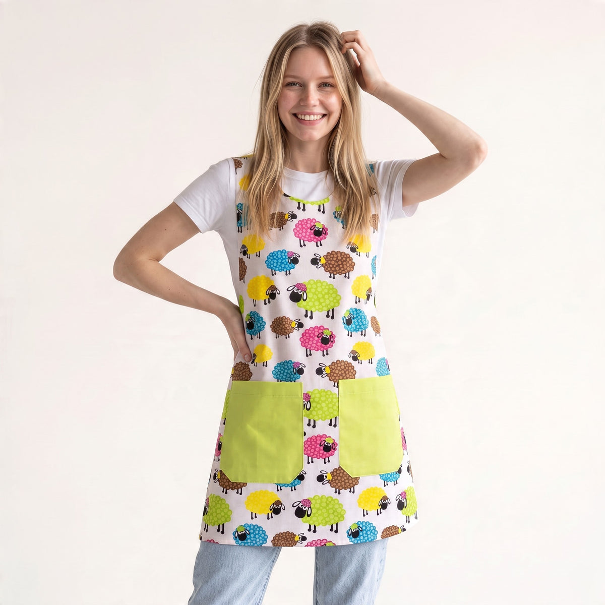 Bata de professora SuYa Shop modelo Astúrias com estampado de ovelhas coloridas e bolsos frontais verde-lima