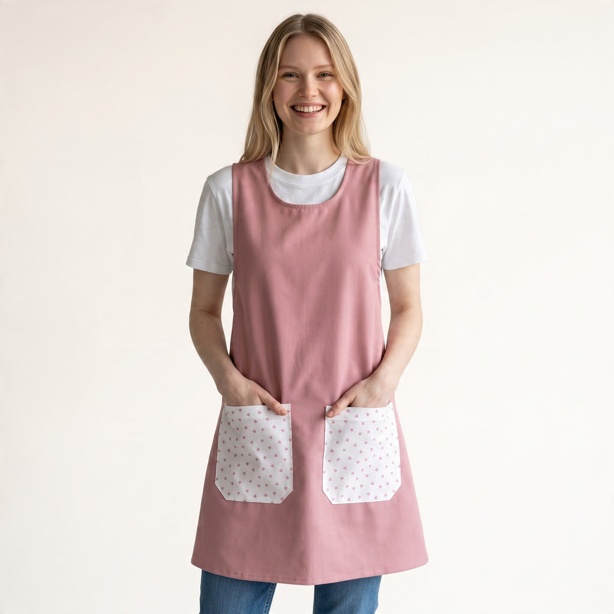 Bata de professora SuYa Shop cor-de-rosa com bolsos brancos estampados com corações, tecido confortável e resistente.