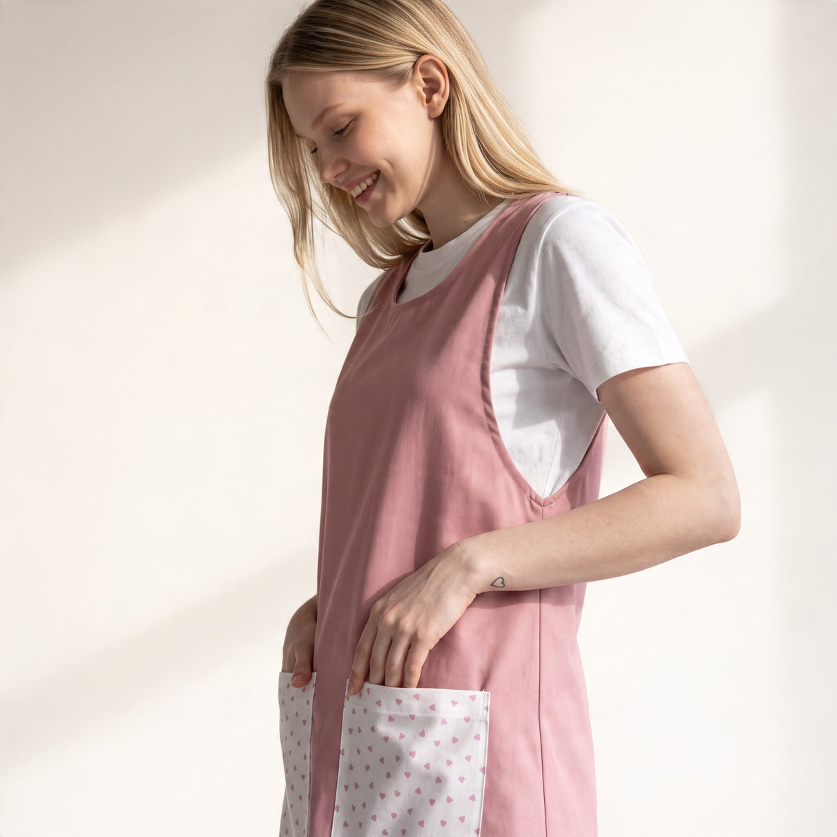 Bata de professora SuYa Shop cor-de-rosa com bolsos estampados com corações, tecido confortável e resistente a nódoas.