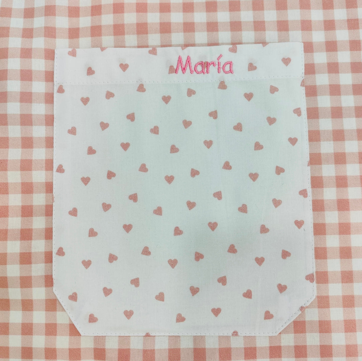 Bolsillo de bata de maestra SuYa Shop con estampado de corazones rosas sobre fondo de cuadros vichy rosa y blanco