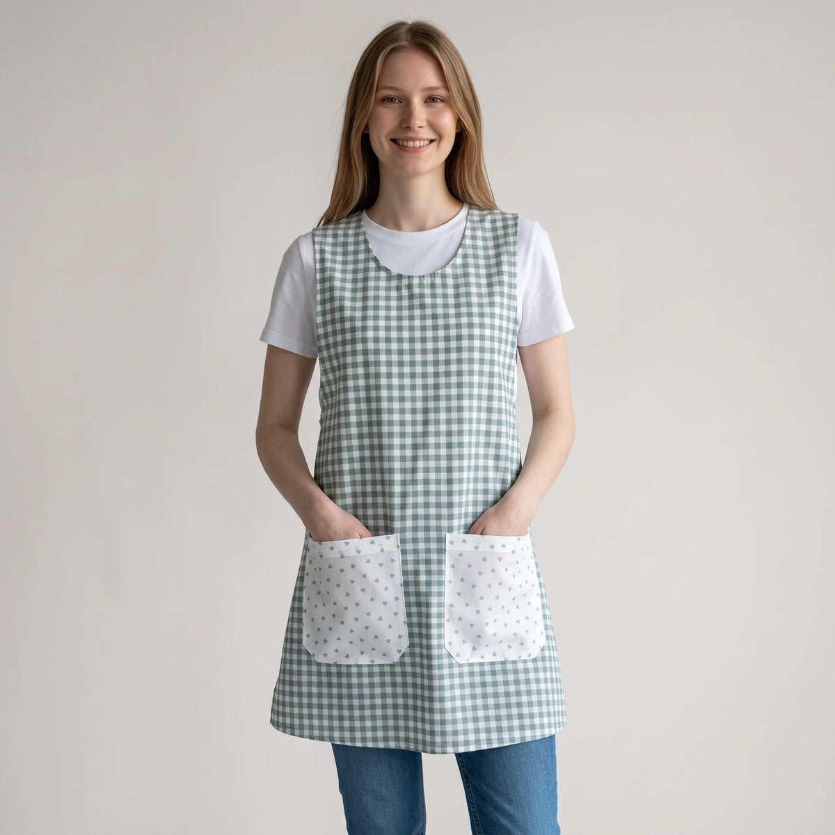 Bata de professora SuYa Shop com estampado vichy verde-menta e bolsos brancos com corações