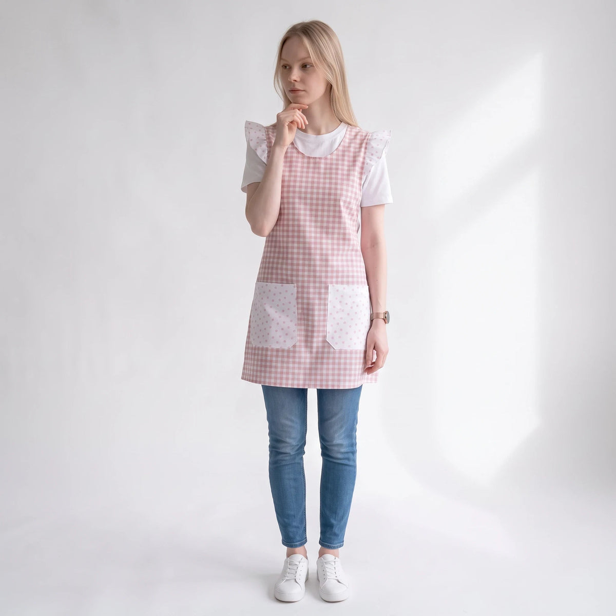 Bata de maestra SuYa Shop con estampado vichy rosa, volantes en hombros y bolsillos con lunares blancos