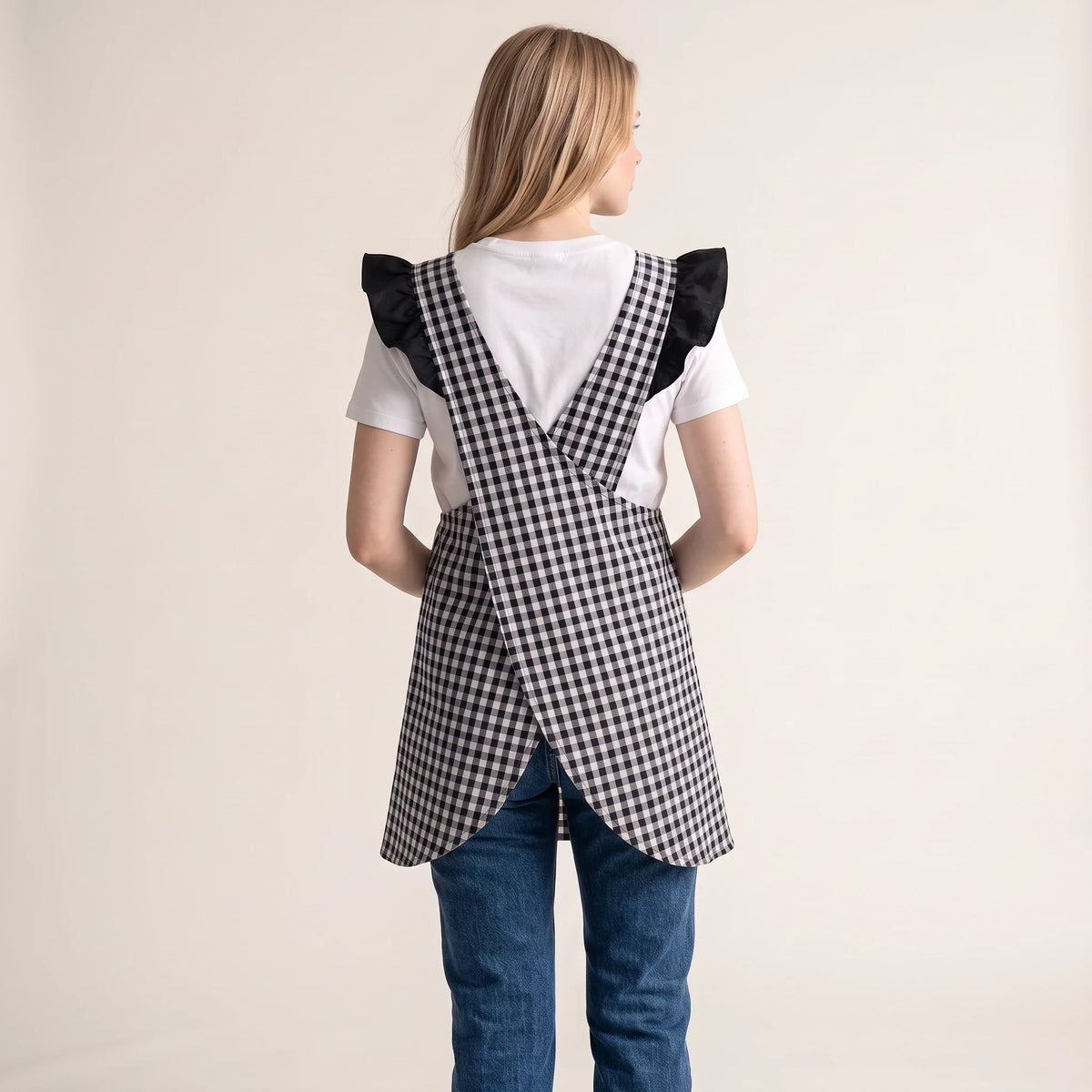 Bata de maestra SuYa Shop con estampado vichy negro y blanco, tirantes cruzados y volantes en los hombros