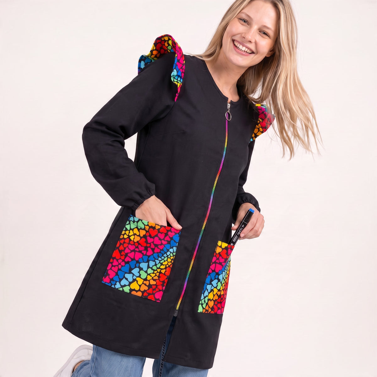 Bata SuYa Shop negra con estampado de corazones coloridos, cremallera arcoíris y bolsillos prácticos para profesoras