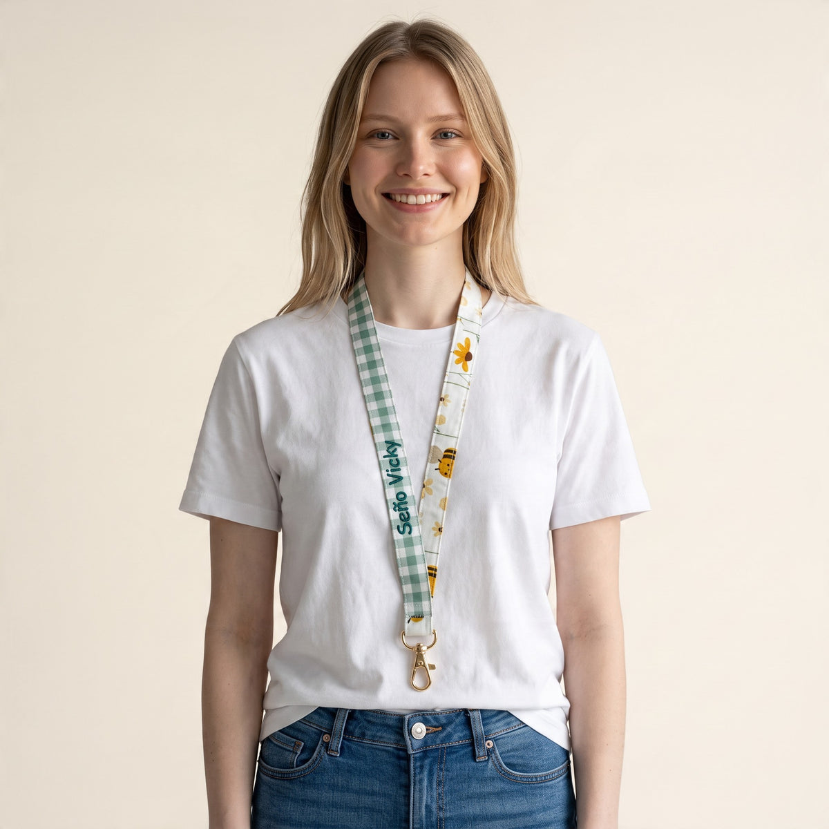 Mujer sonriente con lanyard SuYa Shop de diseño a cuadros verdes y abejas, ideal para llaves o tarjetas de 90 cm.