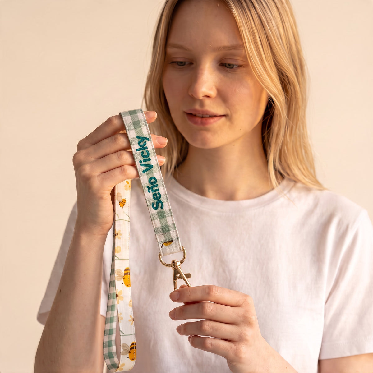 Lanyard personalizado SuYa Shop con estampado de abejas y cuadros verdes, ideal para llaves o tarjetas de identificación