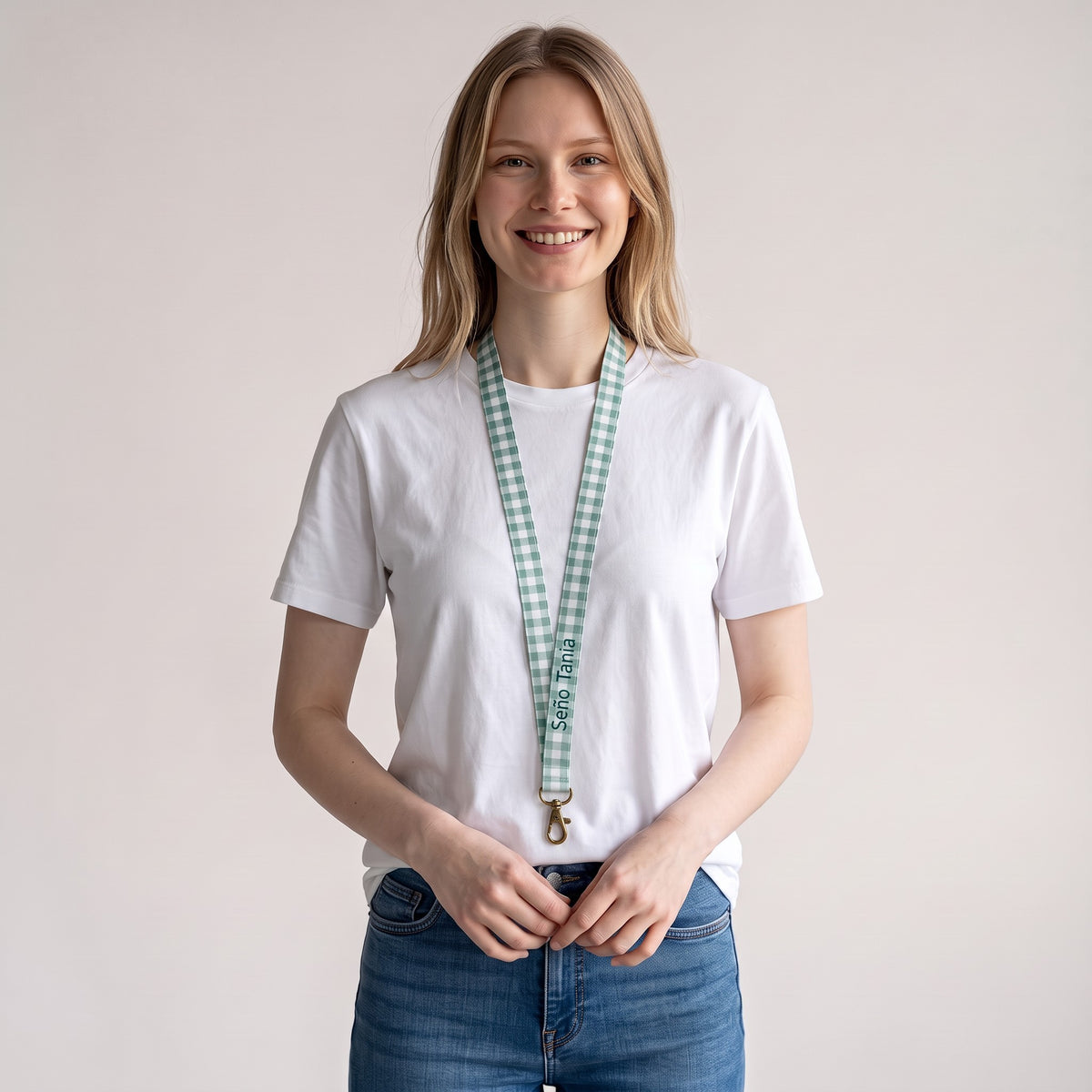 Donna sorridente che indossa un lanyard SuYa Shop a quadretti verdi con testo personalizzato