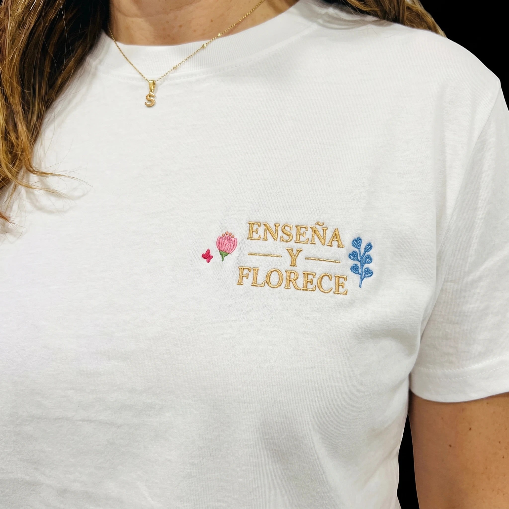 SuYa Shop white cotton t-shirt for teachers with Enseña y Florece embroidered text and floral details