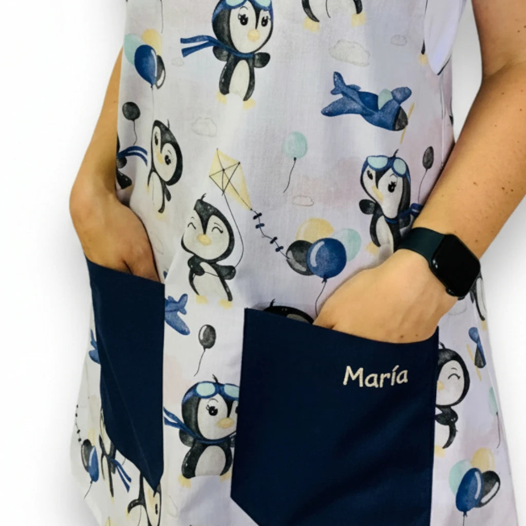 Bata de professora Pinguins estampada da SuYa Shop com bolsos azul-marinho ou azul-claro
