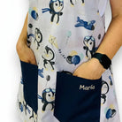 Bata de professora Pinguins estampada da SuYa Shop com bolsos azul-marinho ou azul-claro