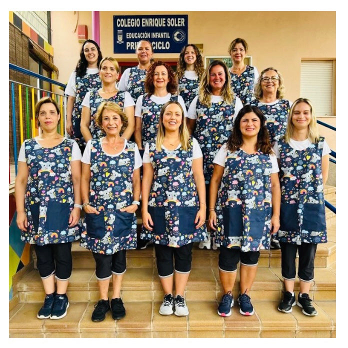 seño de infantil usando batas de SuYa Shop