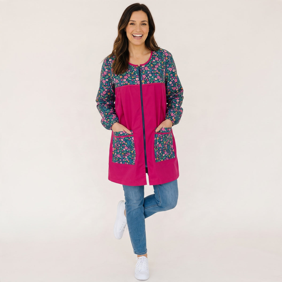Mujer sonriente vistiendo bata SuYa Shop de manga larga con estampado floral y detalles en color fucsia vibrante