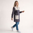 Bata antiarrugas SuYa Shop gris con estampado de abejas y margaritas, mangas largas y botones en forma de flor.