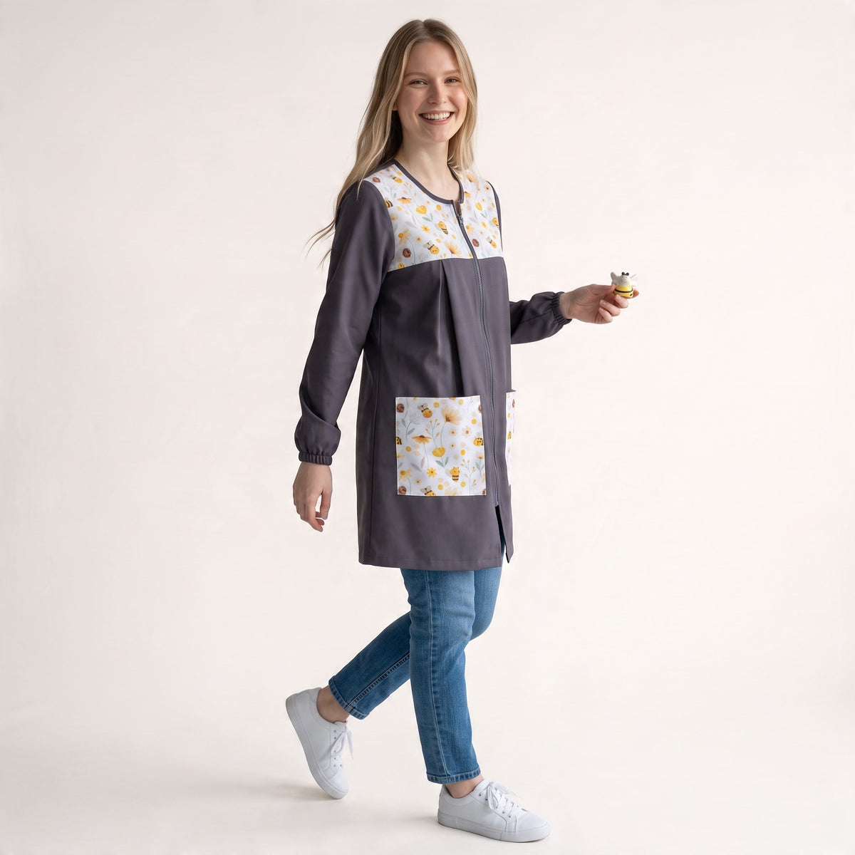 Bata antiarrugas SuYa Shop gris con estampado de abejas y margaritas, mangas largas y botones en forma de flor.
