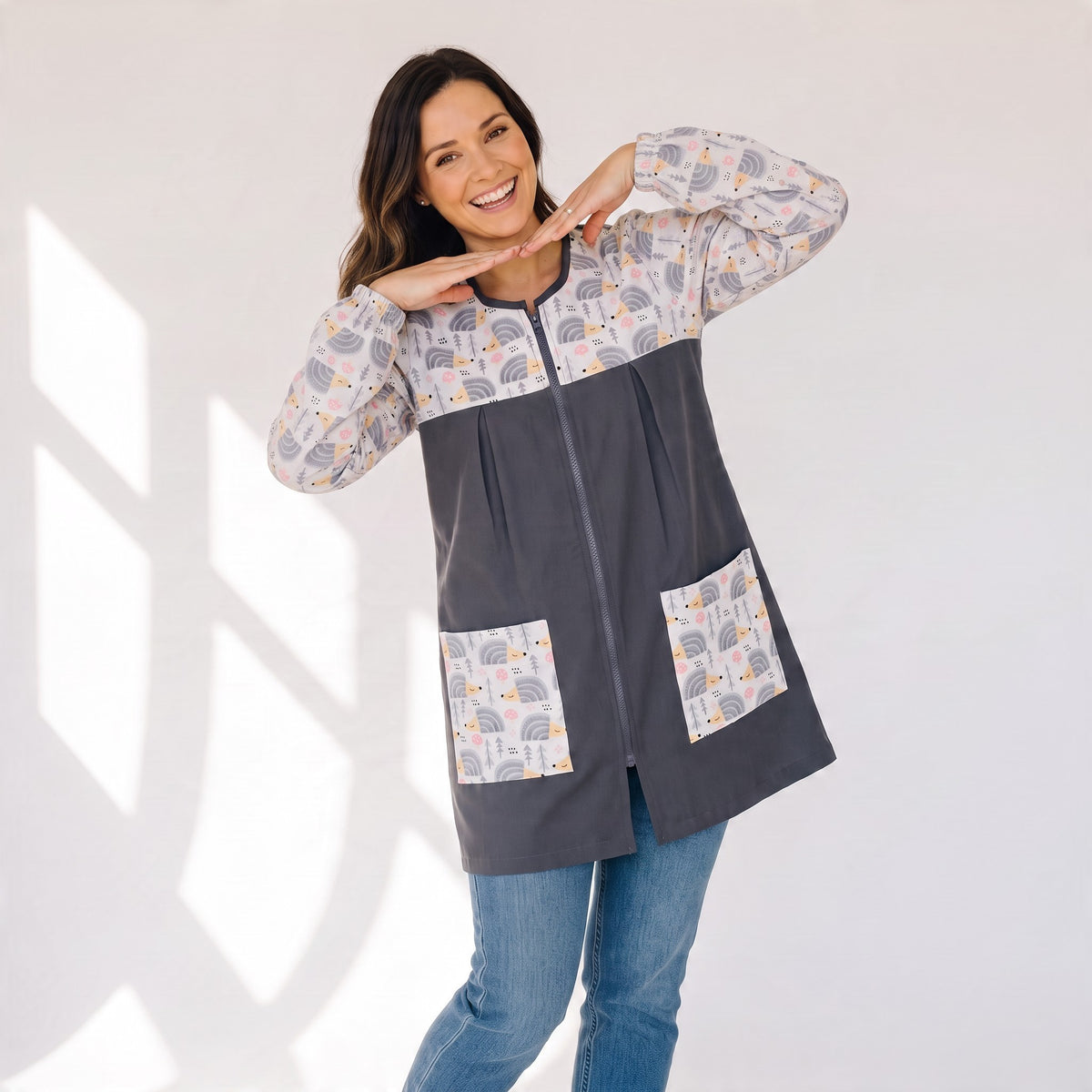 Bata SuYa Shop gris con estampado de erizos, mangas largas y cierre frontal, ideal para uso profesional o escolar