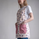 Bata de professora SuYa Shop com estampado de ouriços e bolsos grandes cor-de-rosa, sobre uma t-shirt branca
