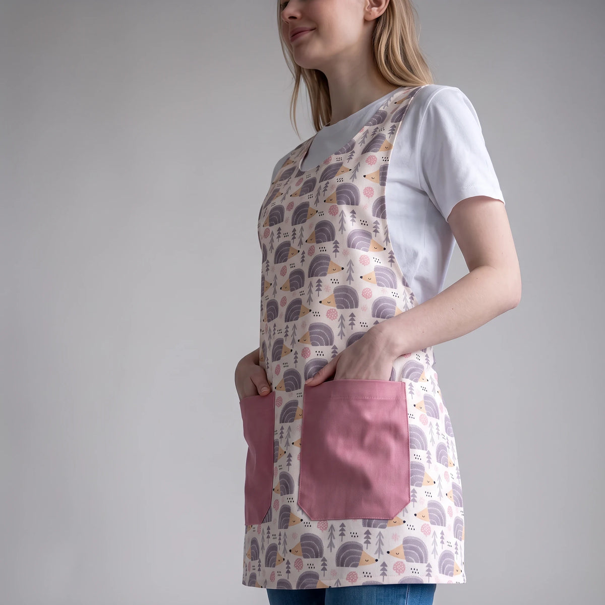 Bata de professora SuYa Shop com estampado de ouriços e bolsos grandes cor-de-rosa, sobre uma t-shirt branca