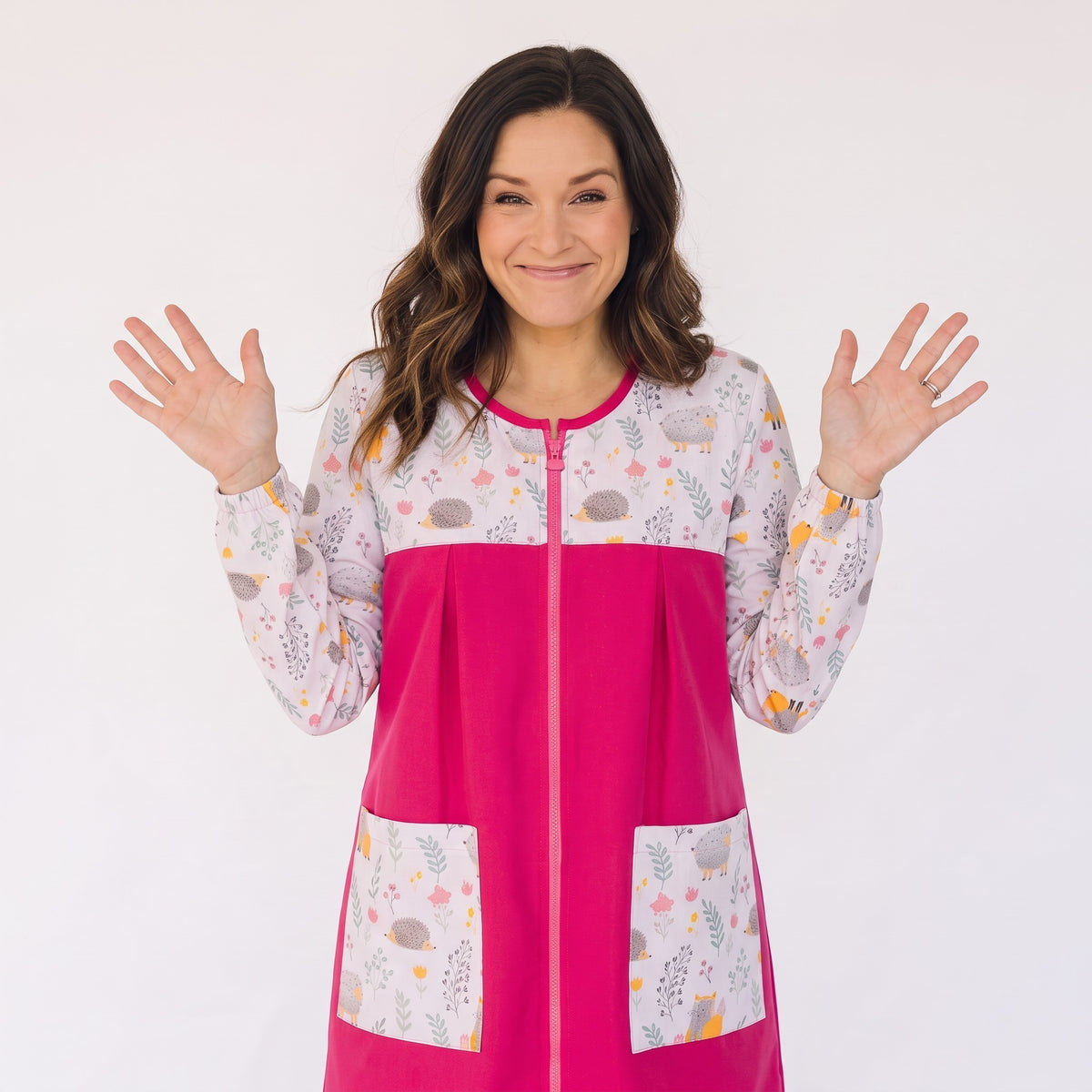 Mujer sonriente vistiendo bata SuYa Shop de manga larga con estampado de erizos y flores en color fucsia y blanco