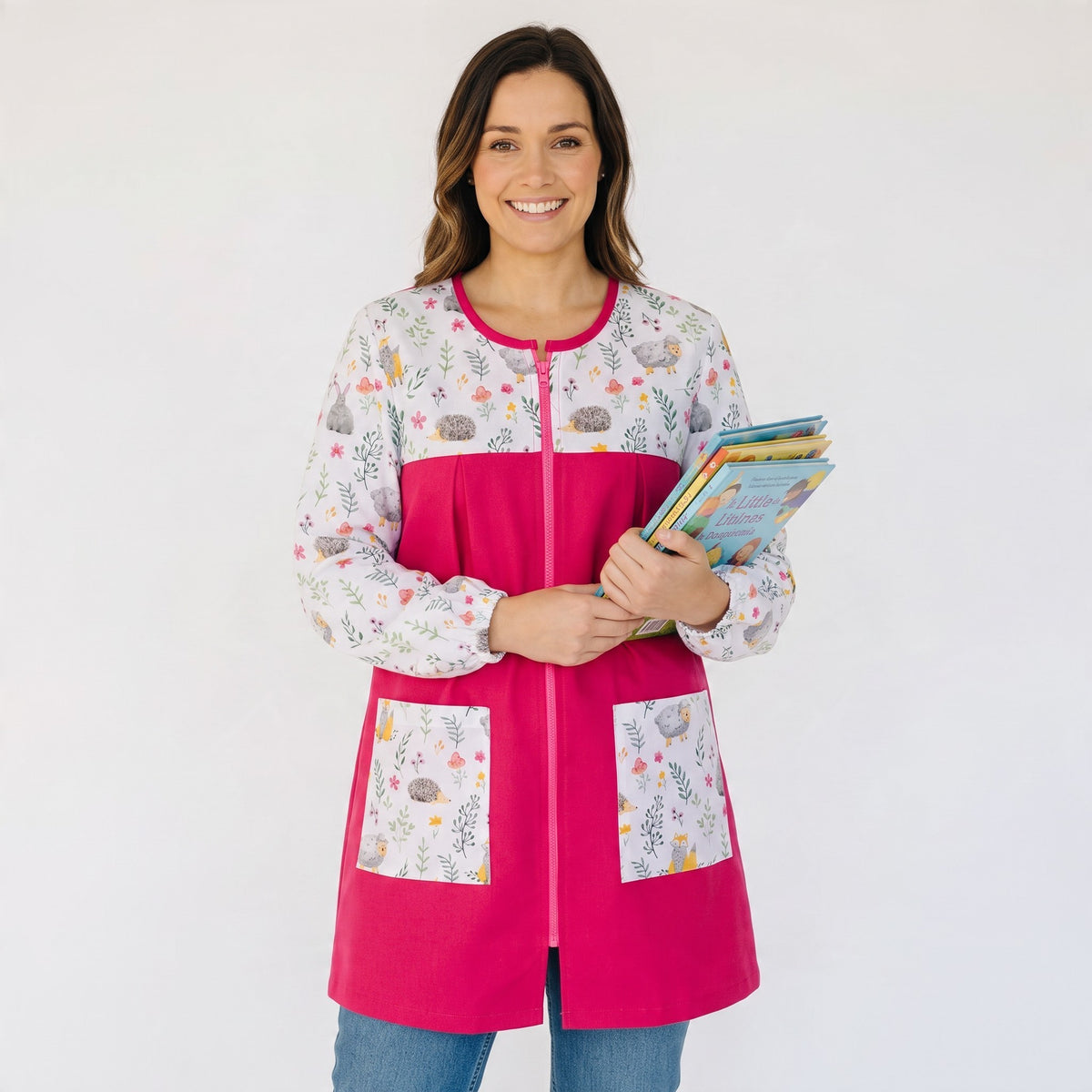Mujer sonriente vistiendo bata SuYa Shop de manga larga con estampado floral y de erizos en tonos fucsia y blanco