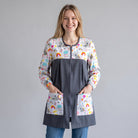 Bata SuYa Shop blanca con estampado de koalas y arcoíris, manga larga y cremallera frontal, estilo casual y alegre.