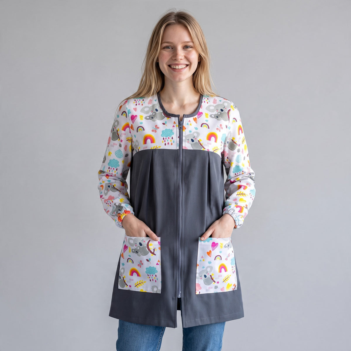 Bata SuYa Shop blanca con estampado de koalas y arcoíris, manga larga y cremallera frontal, estilo casual y alegre.