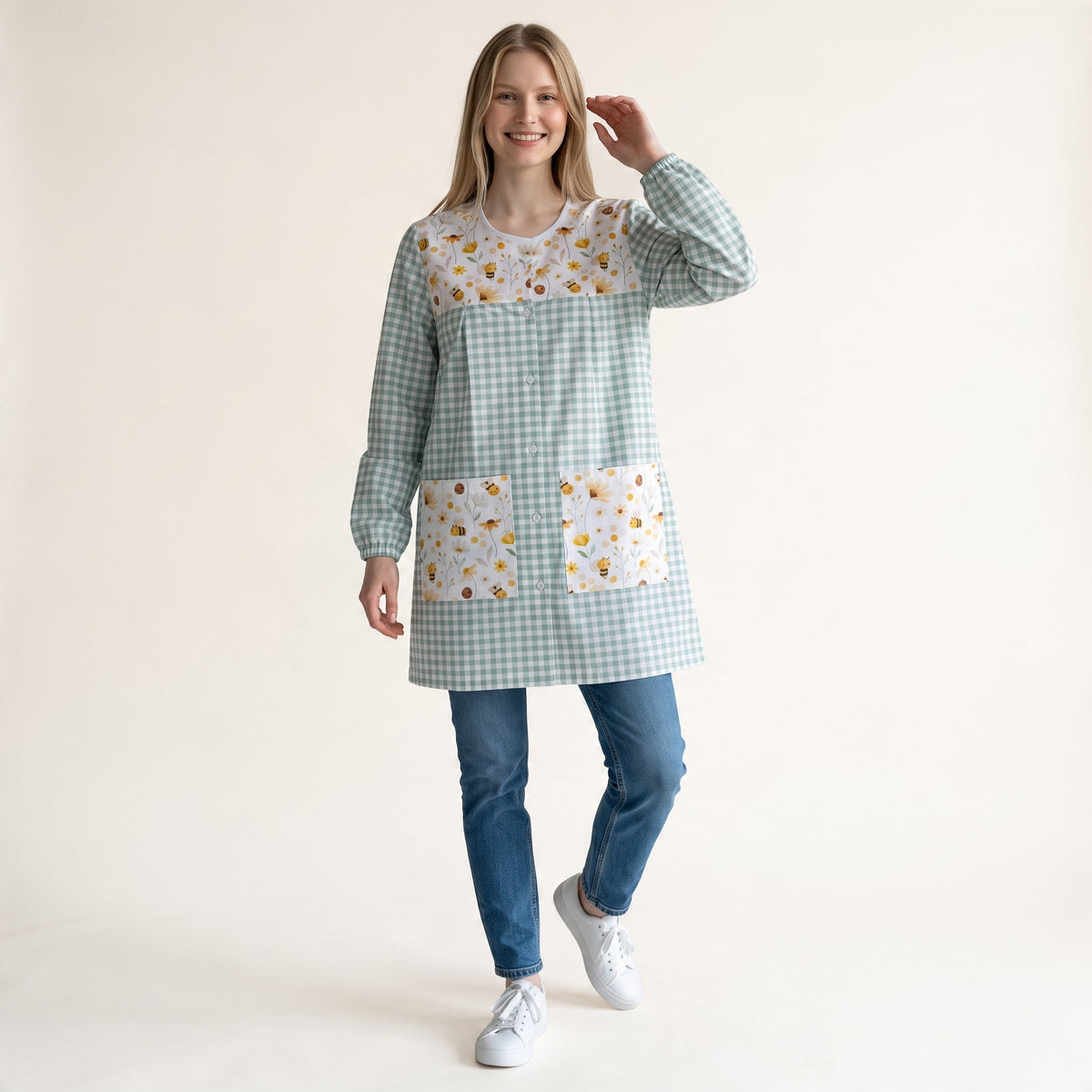 Bata de maestra SuYa Shop verde a cuadros con estampado de abejas y margaritas, botones de flor y bolsillos frontales