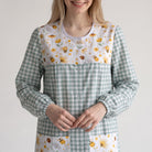 Bata de maestra SuYa Shop con estampado de abejas y margaritas, cuadros vichy verdes y botones en forma de flor