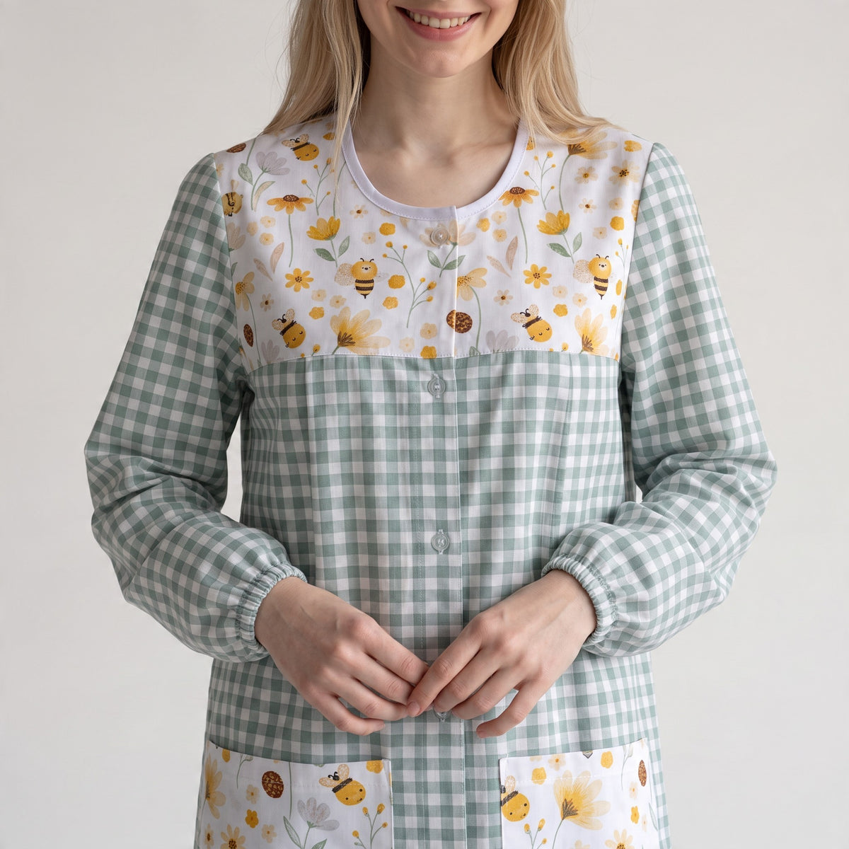 Bata de maestra SuYa Shop con estampado de abejas y margaritas, cuadros vichy verdes y botones en forma de flor