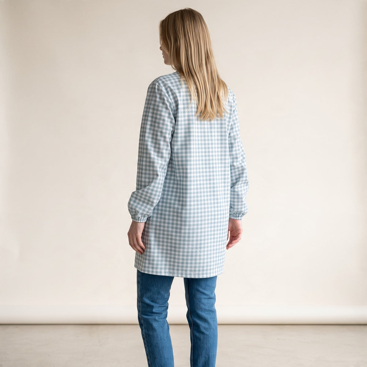 Bata de maestra SuYa Shop a cuadros azul y blanco con mangas largas y puños elásticos vista desde atrás