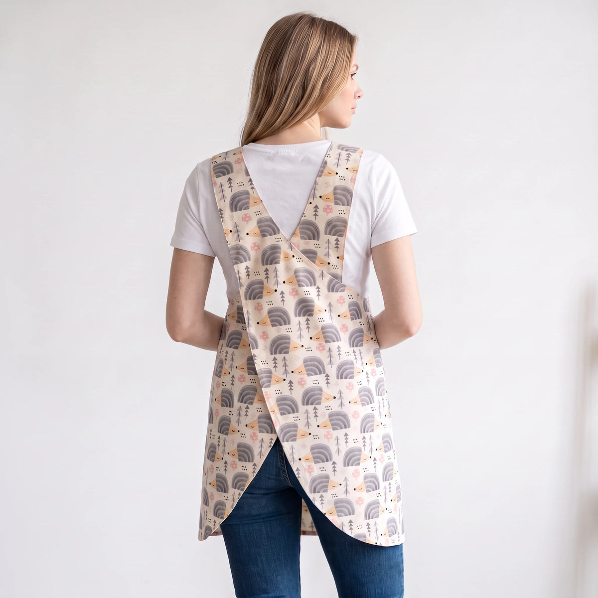 Bata de professora SuYa Shop com estampado de ouriços e árvores em tons suaves, costas cruzadas sem botões