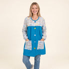 Bata de maestra SuYa Shop con estampado de cuadernillo y dibujos infantiles, mangas largas y botones de colores.