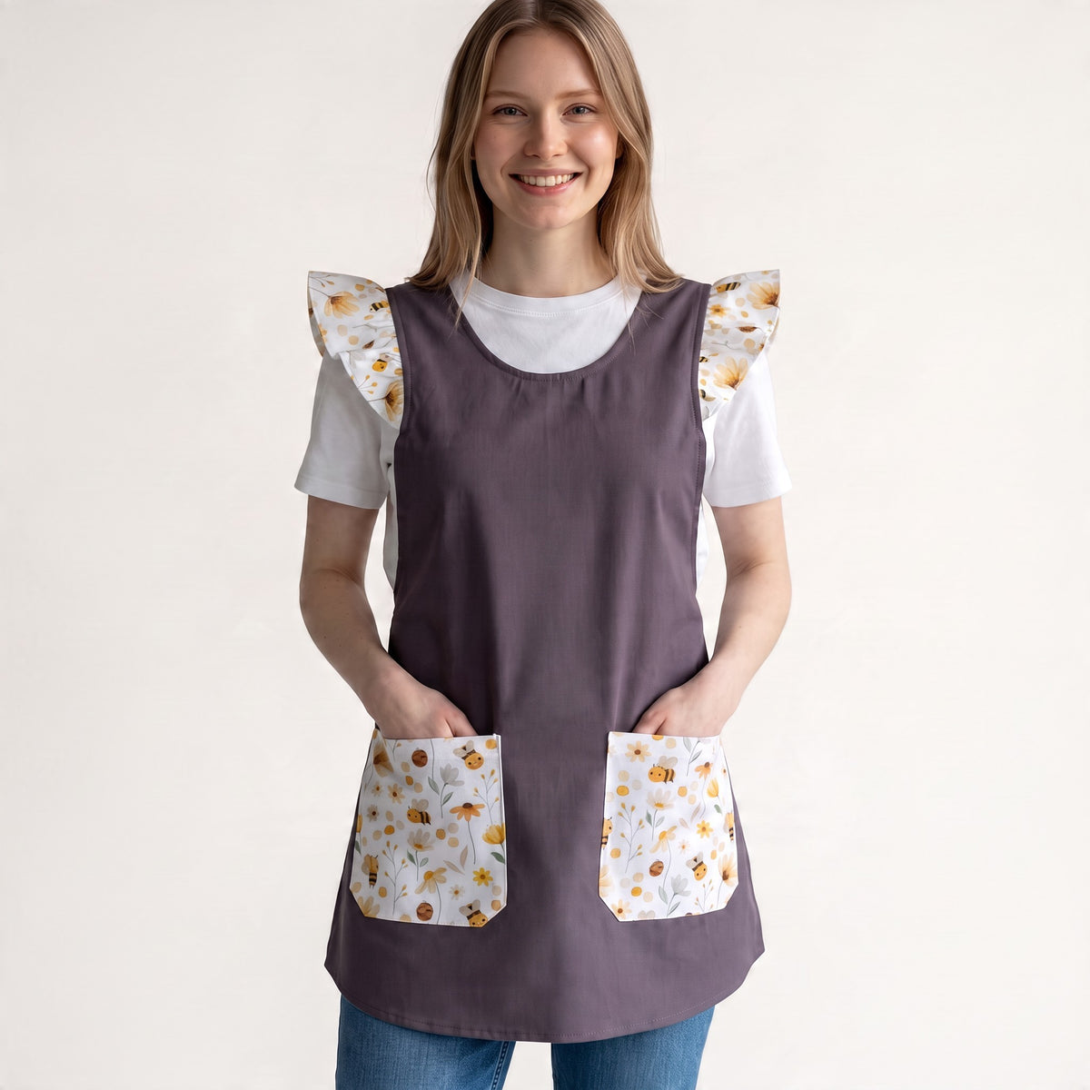 Bata maestra SuYa Shop color gris con bolsillos estampados de abejas y flores, diseño ajustable hecho a mano.