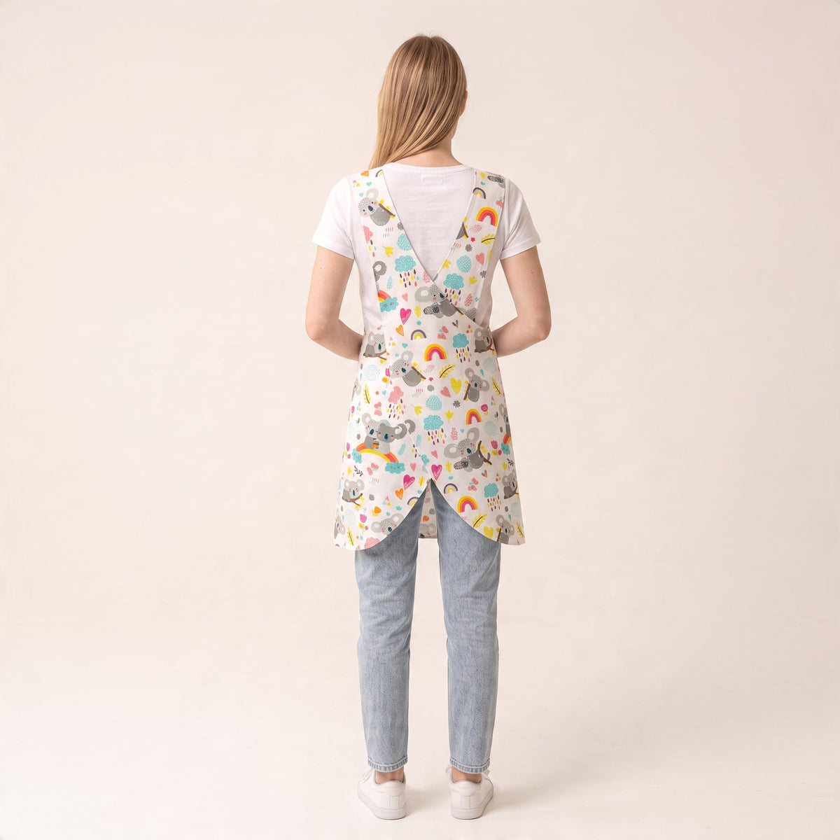 Bata de maestra SuYa Shop blanca con estampado de koalas, arcoíris y corazones, vista trasera