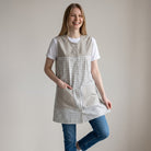 Bata de professora SuYa Shop com estampado de margaridas e xadrez vichy bege, ideal para professoras na sala de aula.