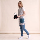 Bata de professora SuYa Shop com estampado de pandas, bolsos azuis e modelo sem mangas sobre uma t-shirt branca