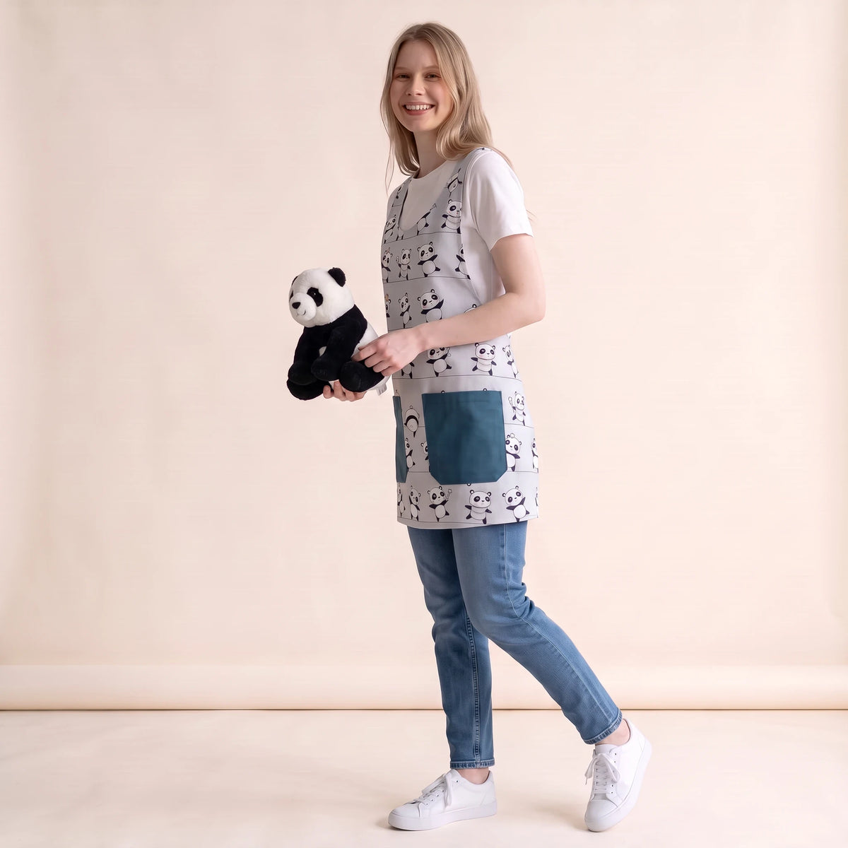 Bata de professora SuYa Shop com estampado de pandas, bolsos azuis e modelo sem mangas sobre uma t-shirt branca