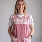 Bata de professora SuYa Shop cor-de-rosa com estampado vichy e botões em forma de flor, ideal para professoras na sala de aula.