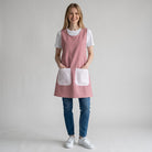Bata de professora SuYa Shop cor-de-rosa com bolsos estampados, tecido antirrugas e antinódoas, confortável e prática.