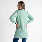 Bata de professora SuYa Shop verde-menta em tecido antirrugas e antinódoas, vista de trás