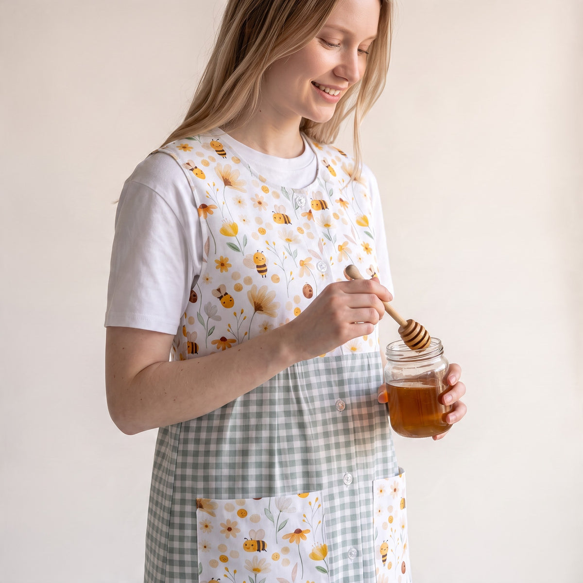 Bata de maestra SuYa Shop con estampado de margaritas y abejas sobre fondo de cuadros vichy verde y blanco