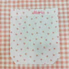 Bolsillo de bata de maestra SuYa Shop con estampado de corazones rosas sobre fondo de cuadros vichy rosa y blanco