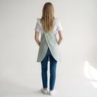 Bata de professora SuYa Shop com estampado vichy verde-menta, costas cruzadas e folhos nos ombros