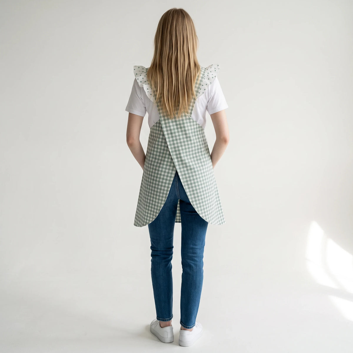 Bata de professora SuYa Shop com estampado vichy verde-menta, costas cruzadas e folhos nos ombros