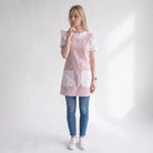 Bata de maestra SuYa Shop con estampado vichy rosa, volantes en hombros y bolsillos con lunares blancos