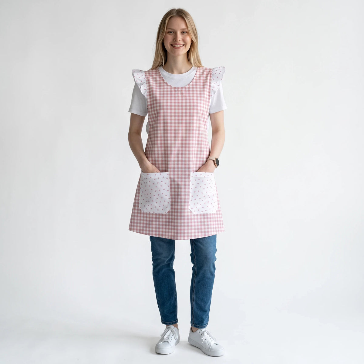 Bata de maestra SuYa Shop con estampado de cuadros vichy rosa, volantes en hombros y bolsillos con corazones